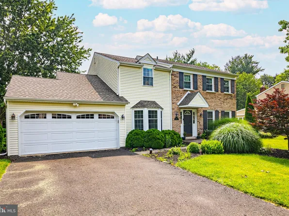 153 Trappe Ln, Langhorne, PA 19047