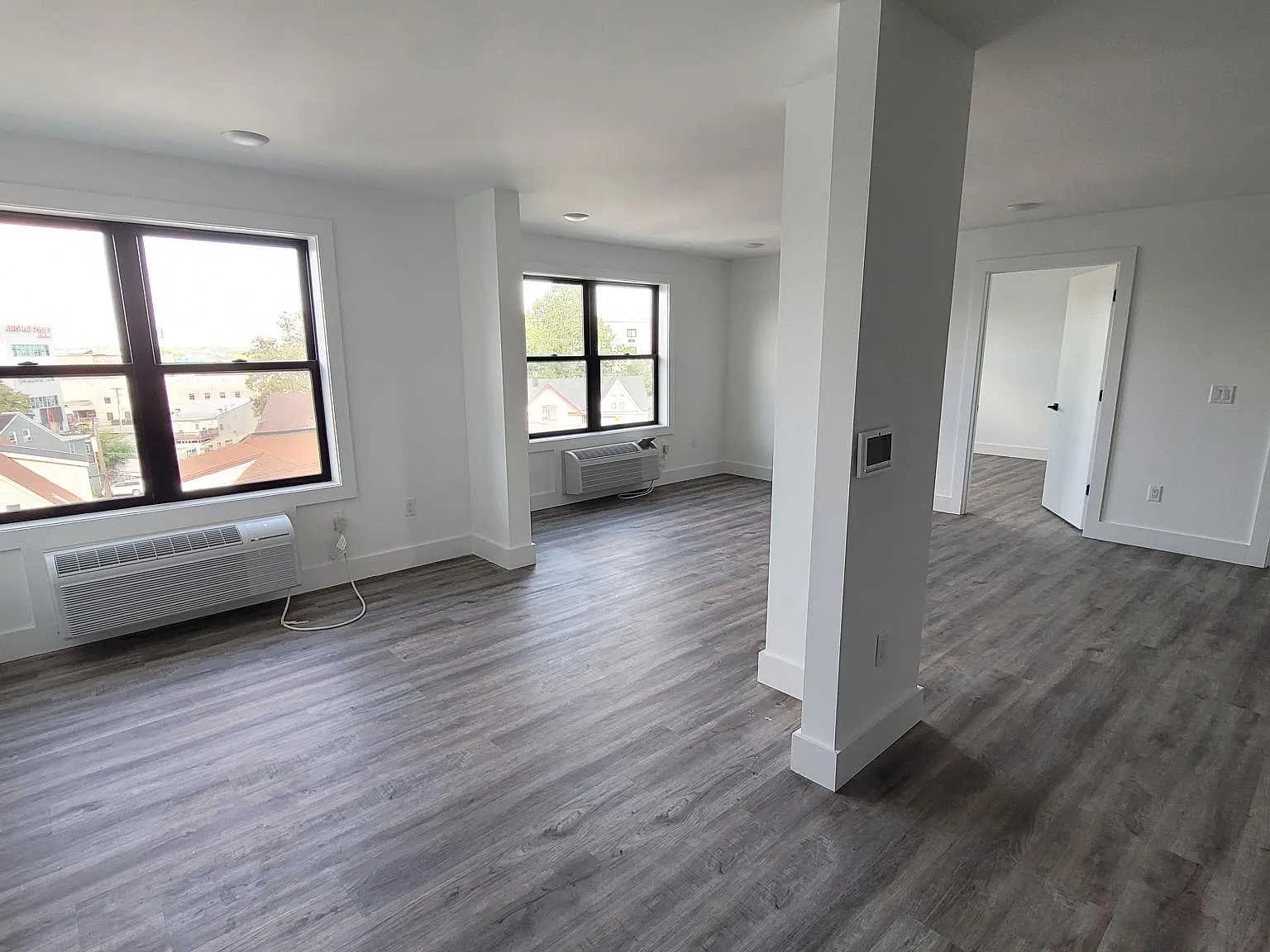 2 bed, 1000 sqft, $2,400 — Photo 2