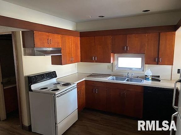 5th image of 711 W College St