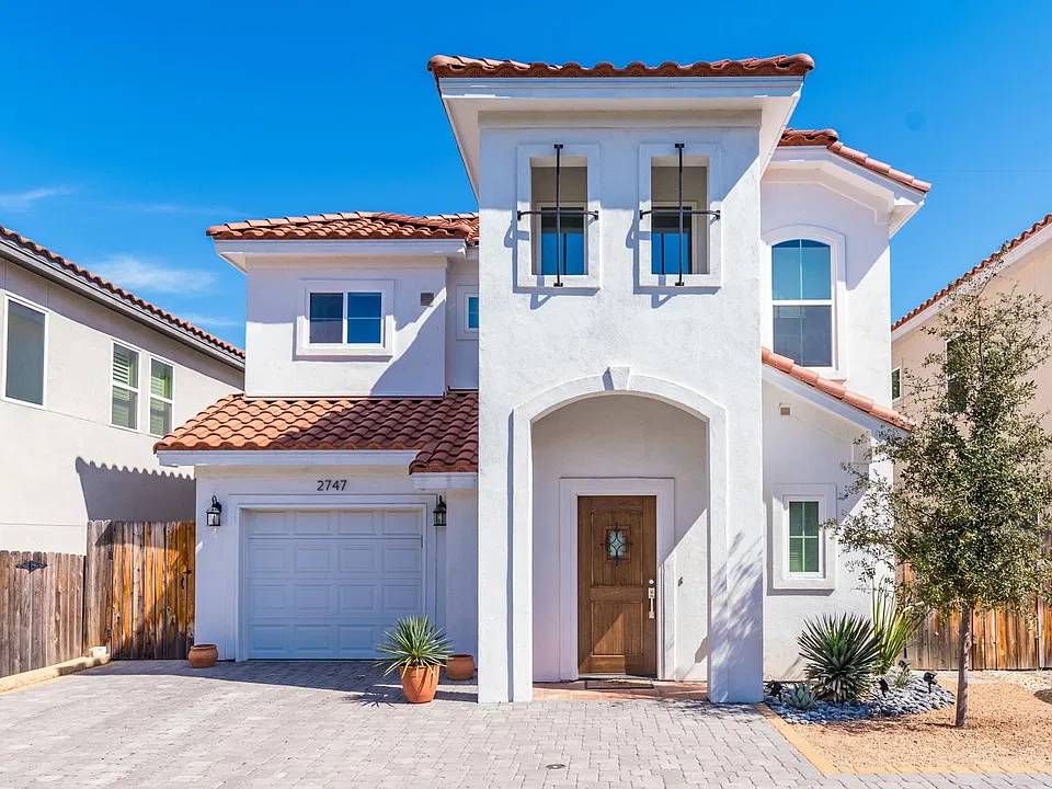 2747 Del Pilar Dr