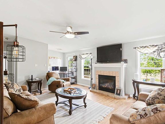5th image of 593 Stewart St #1