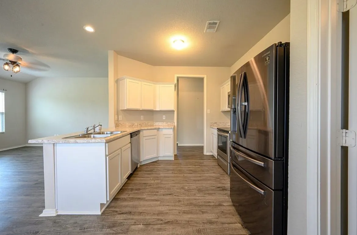 3 bed, 1364 sqft, $1,550 — Photo 3