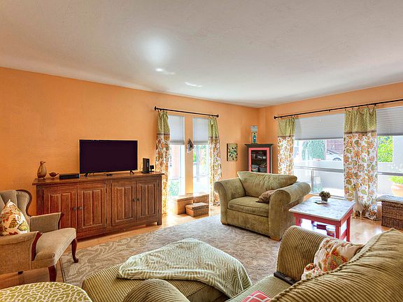 3rd image of 215 N Calle Del Santo