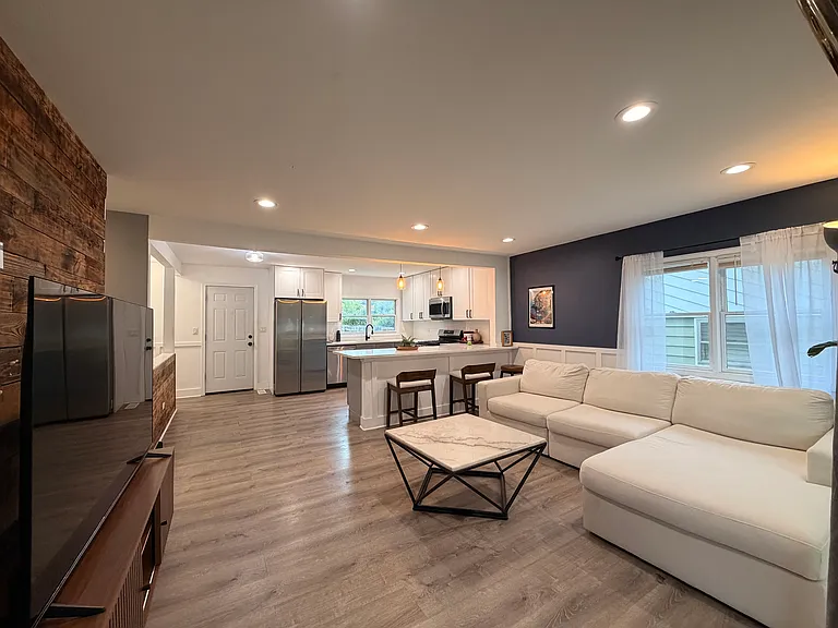 716 NW Holcomb Dr — Photo 15