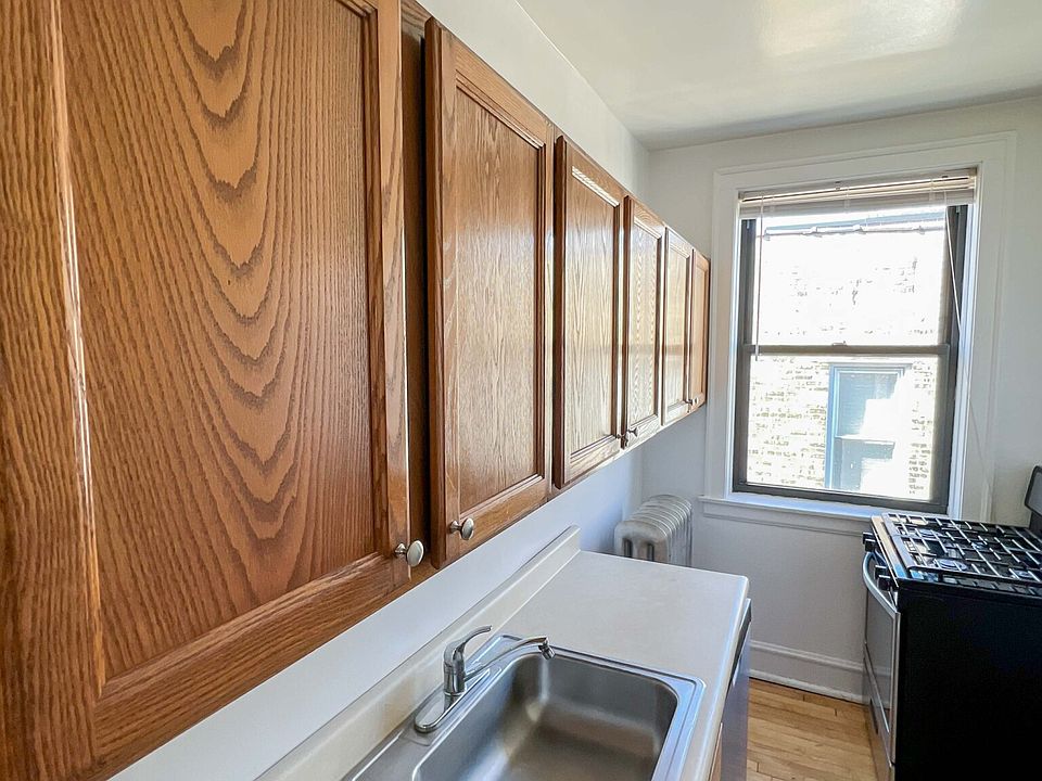 1st image of 1478 W Byron St #3-3911