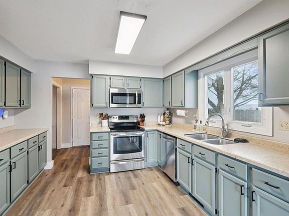 5th image of 53 Rose Ct W