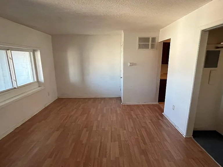 2137 White St — Photo 1