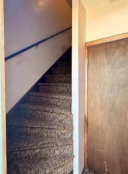 39 Andrews Ave — Photo 2