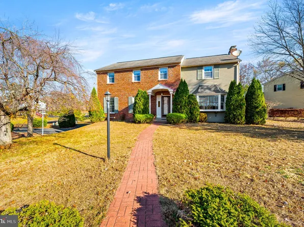 1 Willowwood Ct, Douglassville, PA 19518