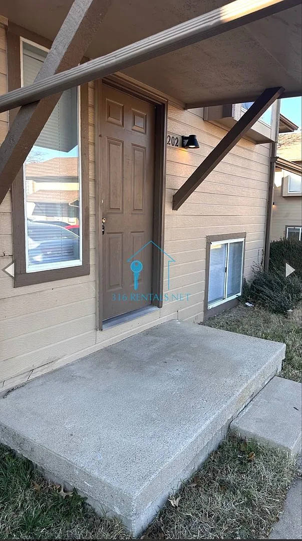 $995 - 2 bed 1.5 bath Beautiful bi-level apartment — Photo 3