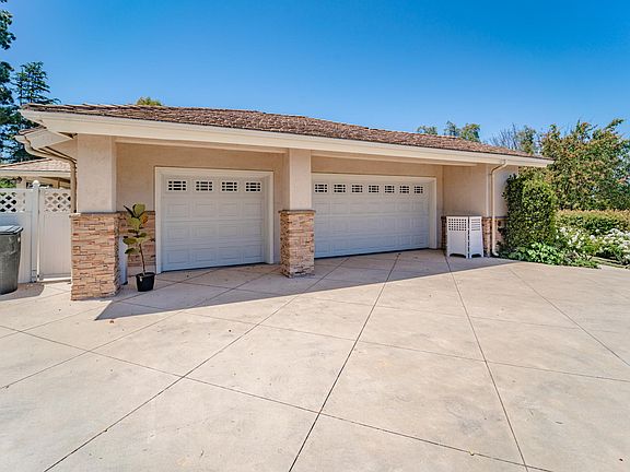 3rd image of 6 Singletree Ln