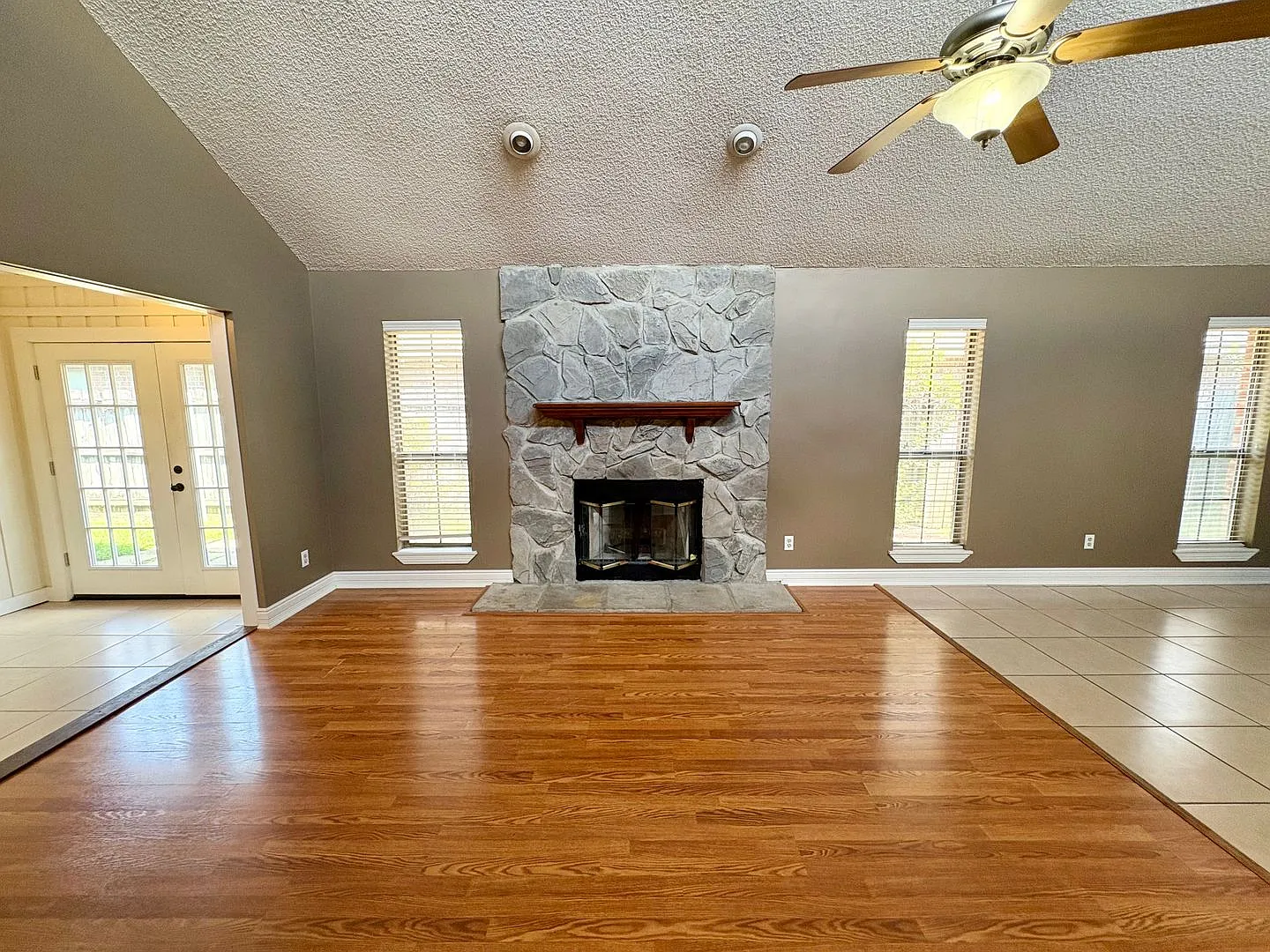 **Move In Special - 1/2 Off First Month** Spacious 3 Bedroom, 2 Bath Home Close to Restaurants & ... — Photo 2