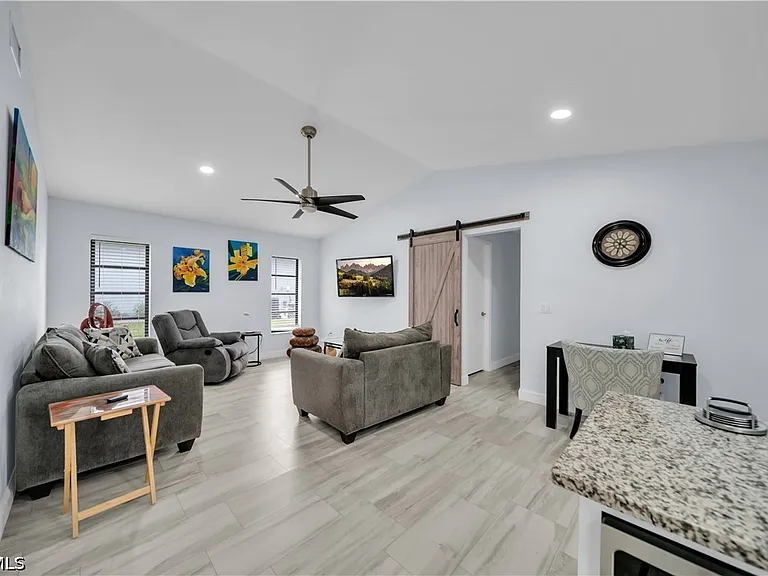299 Rotonda Cir — Photo 2