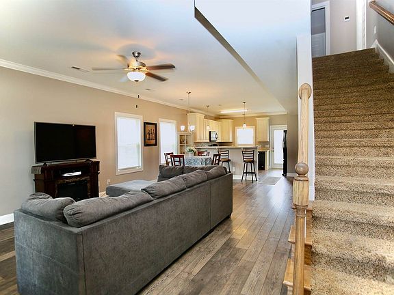 4th image of 717 Laurel Ln