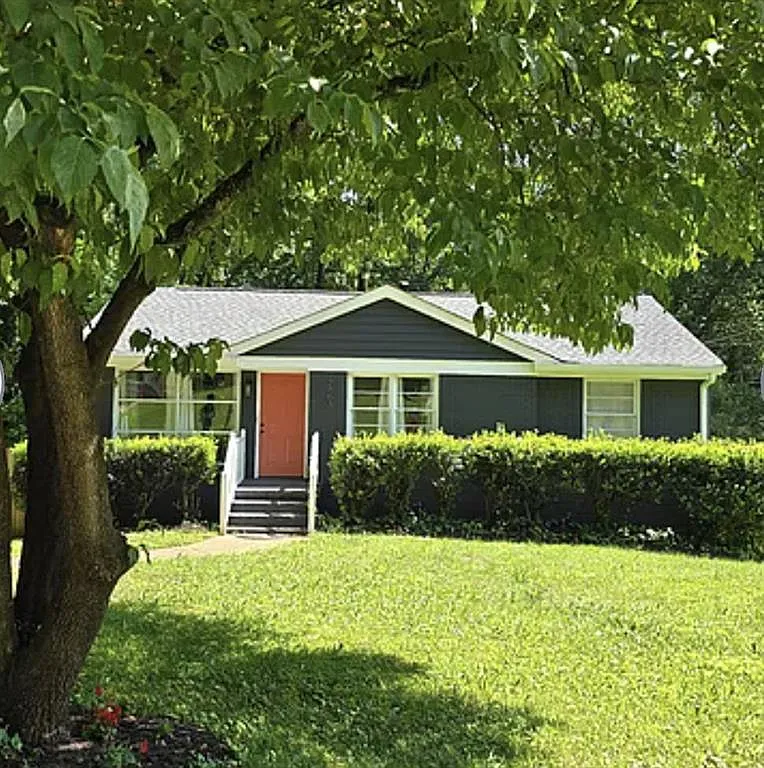 3 bed, 1.0 bath, 1014 sqft, $1,995 — Photo 1