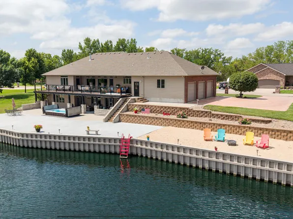 361 Sunset Dr, Doniphan, NE 68832