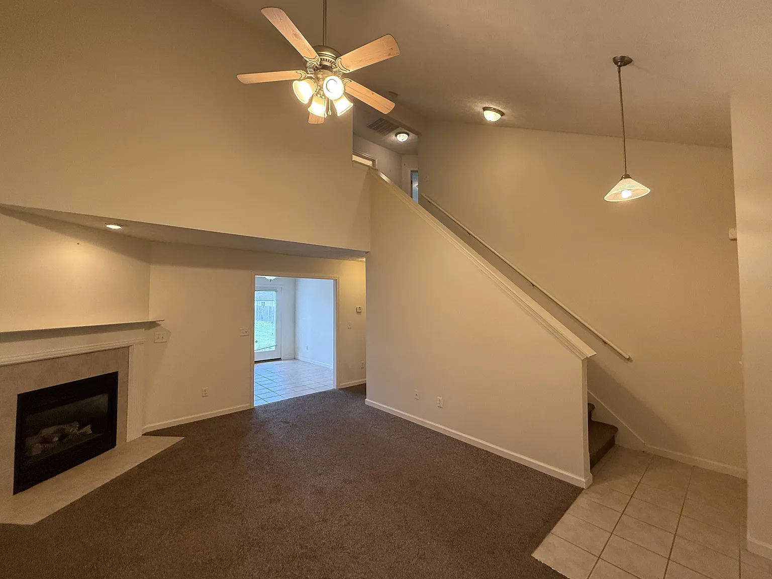 3 bed, 2.5 bath, 1816 sqft, $1,950 — Photo 3