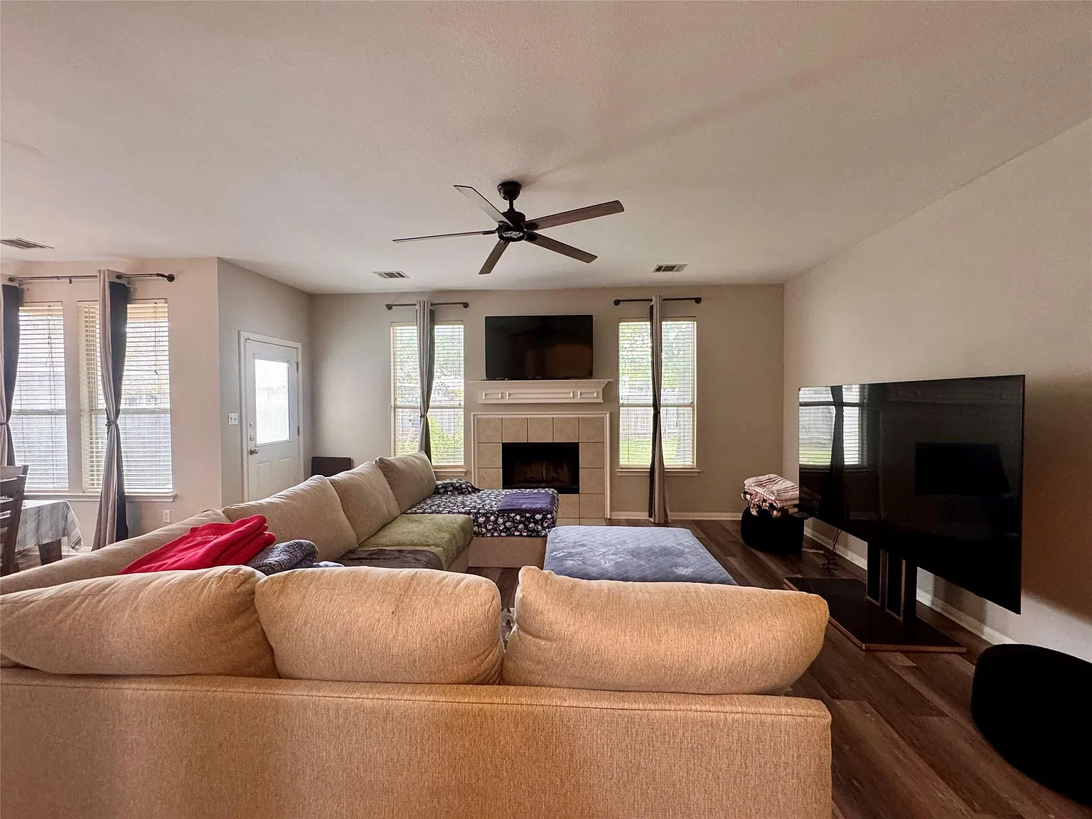 3 bed, 2.5 bath, 1768 sqft, $2,100 — Photo 4