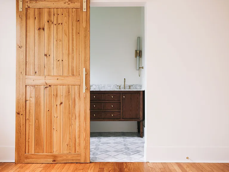 907 Iris St — Photo 11