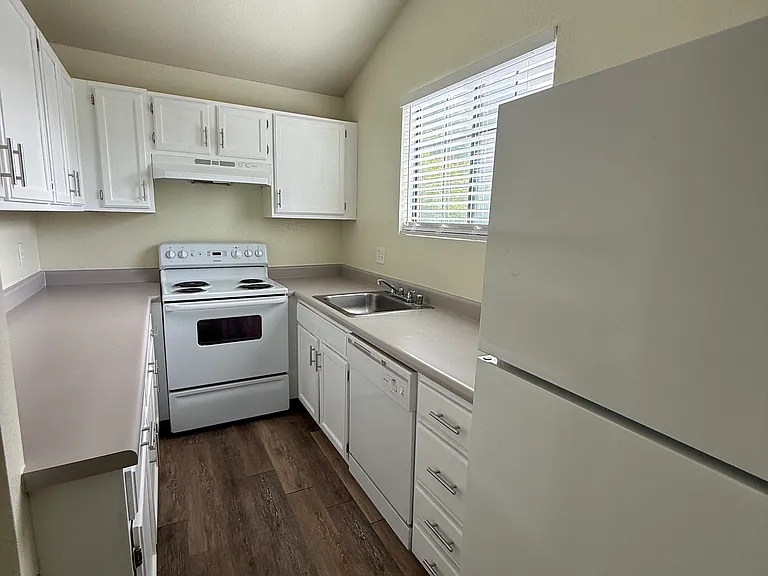 91 Golden Gate Cir — Photo 2