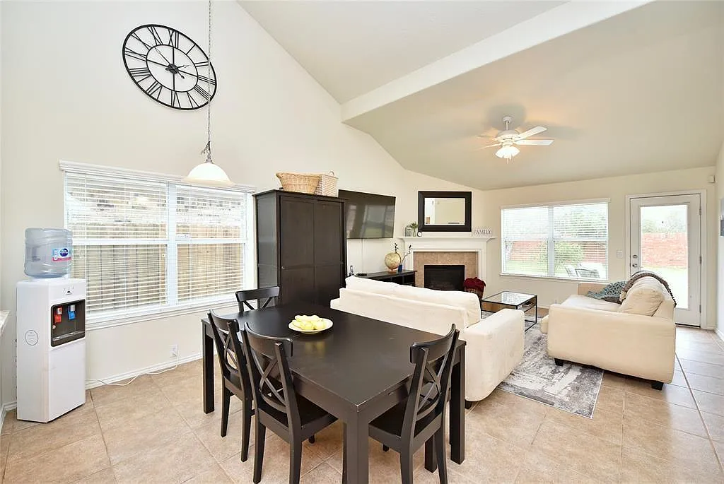 4 bed, 2.5 bath, 2255 sqft, $2,399 — Photo 4