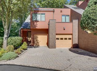 11 Hidden Ledge Rd, Englewood, NJ 07631