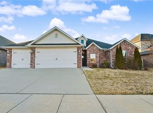 517 N Sabine Pass Rd, Fayetteville, AR 72704