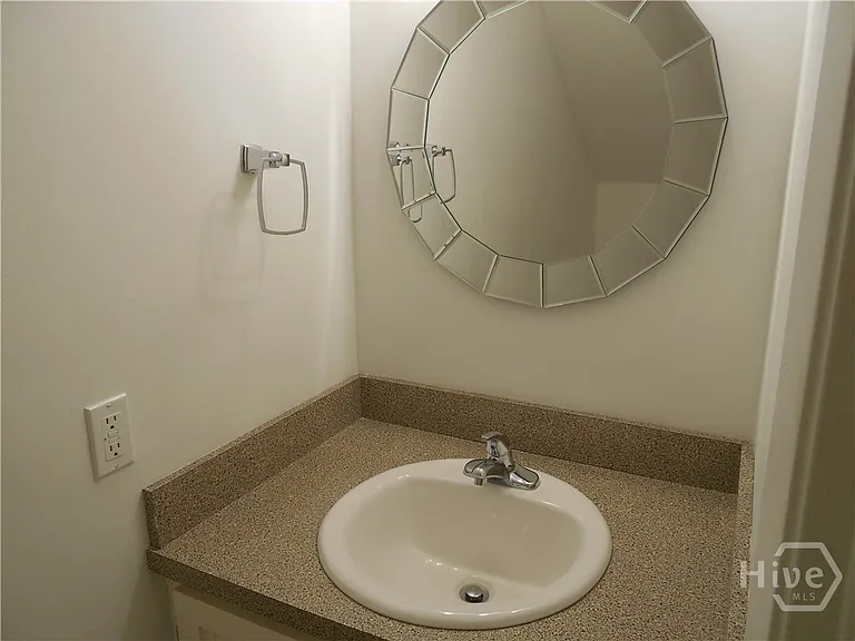 242 Price St — Photo 4