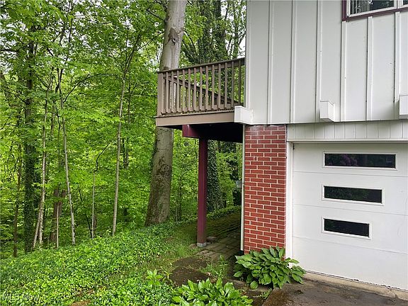3rd image of 1048 Park Cir