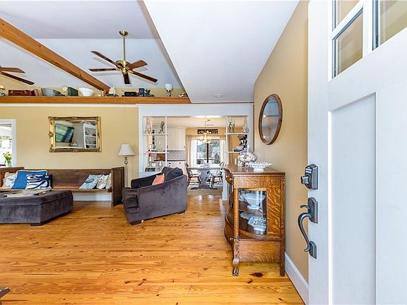 3rd image of 32 East Dr