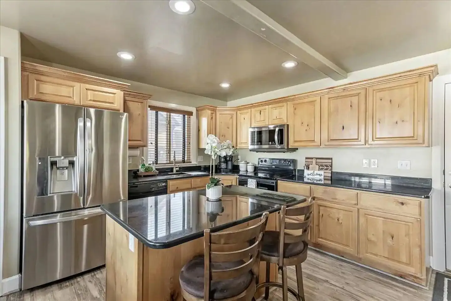 5 bed, 2500 sqft, $5,000 — Photo 1