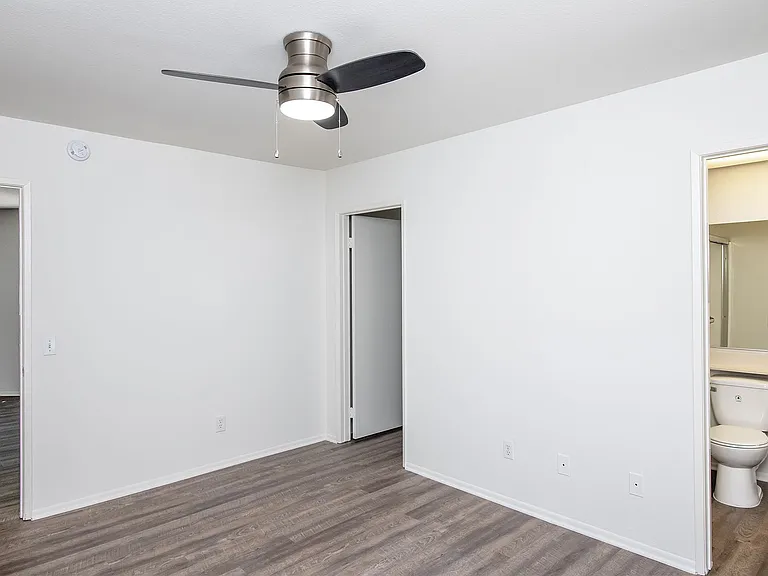 407-409 W Lexington Dr — Photo 12