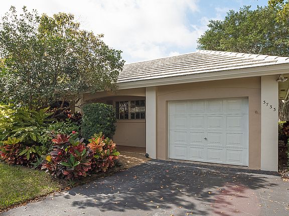 3rd image of 3733 Oaks Clubhouse Dr #V-2