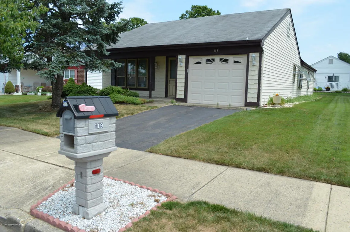 119 Buckingham Dr photo 1