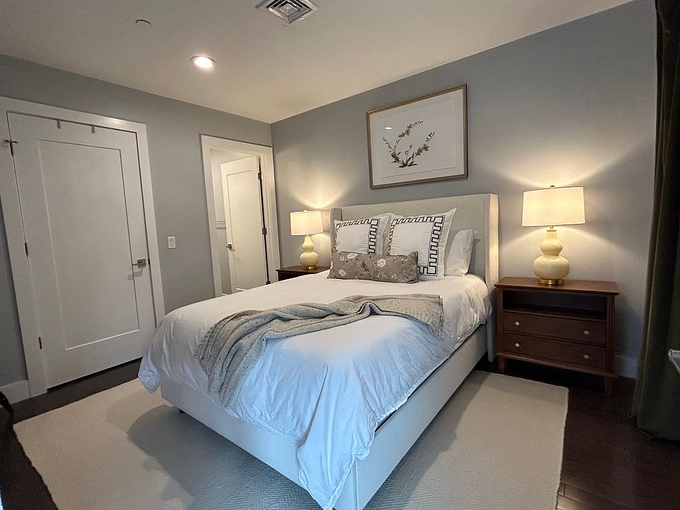 1st image of 150 W Broadway Unit 205