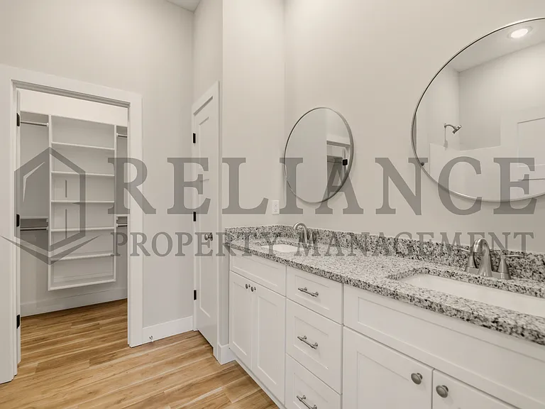 525 E Elmwood St — Photo 33