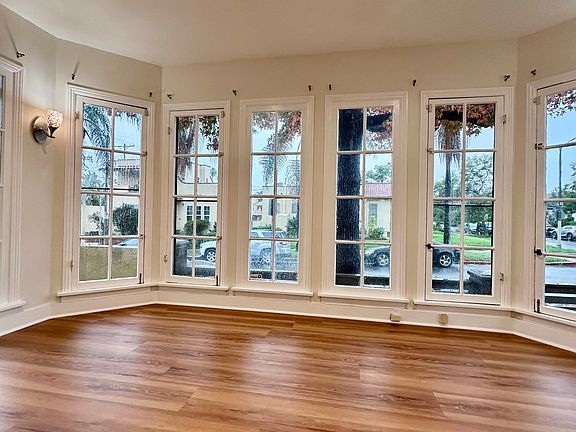 5th image of 1086 Meadowbrook Ave