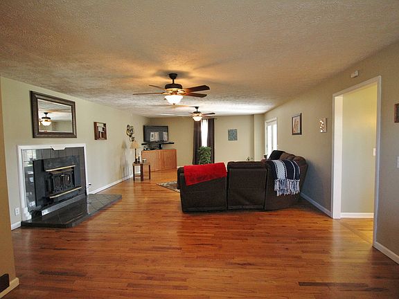 4th image of 1002 Ashwood Dr