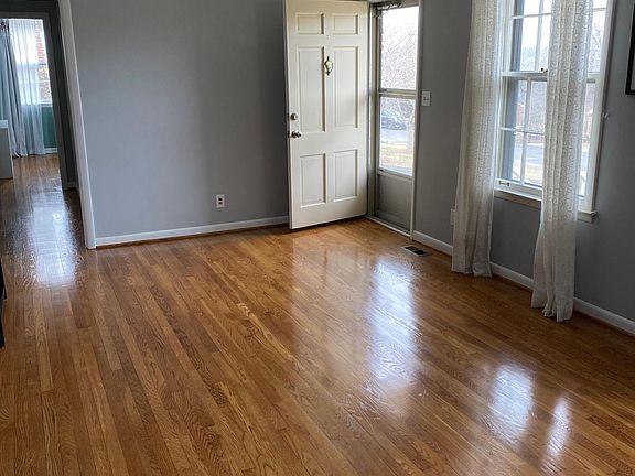 3rd image of 210 Eldon Ct