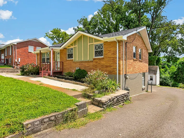261 Eisenhower Dr — Photo 37