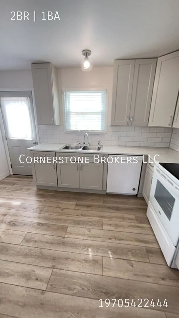 Pre-Leasing this Modern Duplex Apartment! Apply Today! — Photo 2