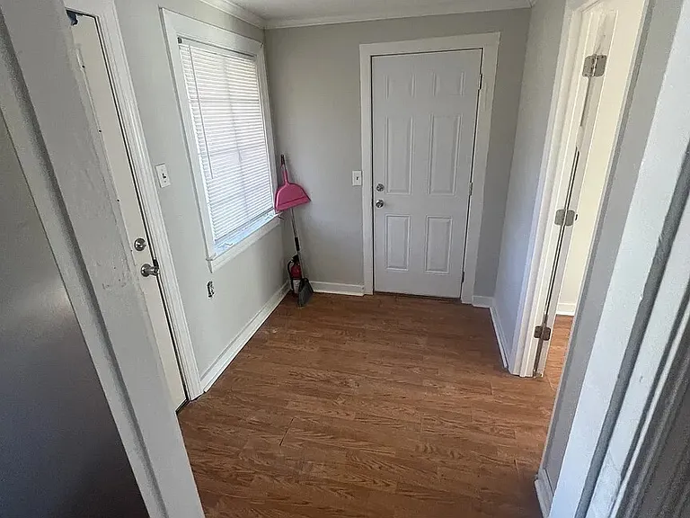 204 Greenview Dr — Photo 3