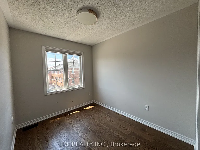 1374 Granrock Cres — Photo 10
