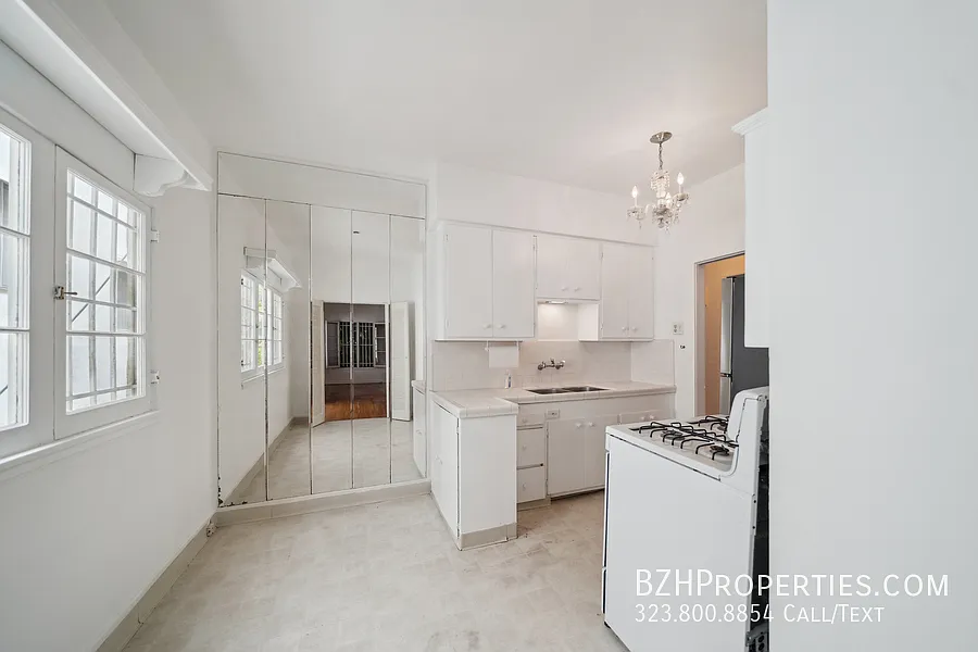 1 Bedroom with Central AC - Prime Beverly Hills — Photo 3