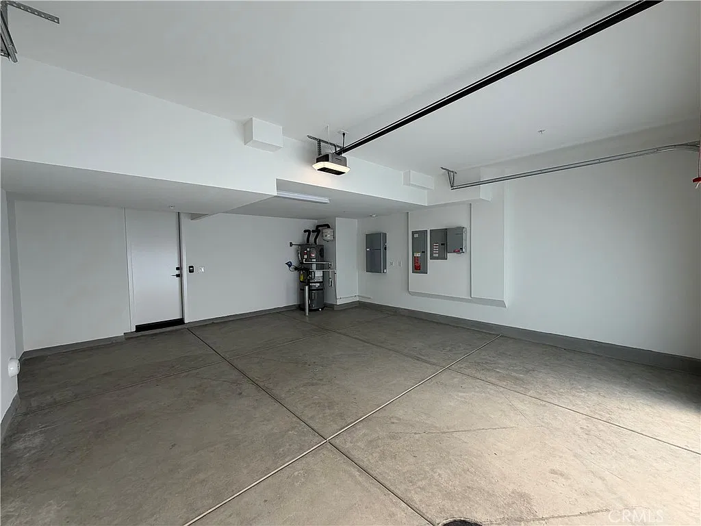 4 bed, 3.5 bath, 2137 sqft, $6,000 — Photo 4