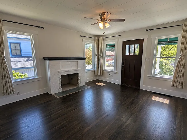 Living room/den