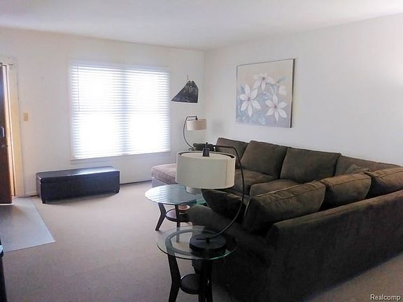 4th image of 28744 Aberdeen St