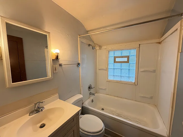 160 Woodward Ave — Photo 8
