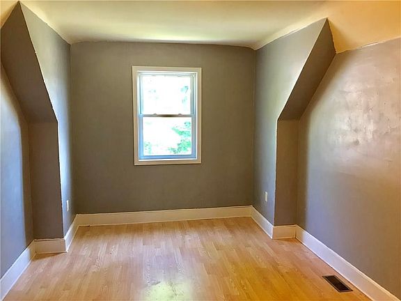 2nd image of 805 W 10th St