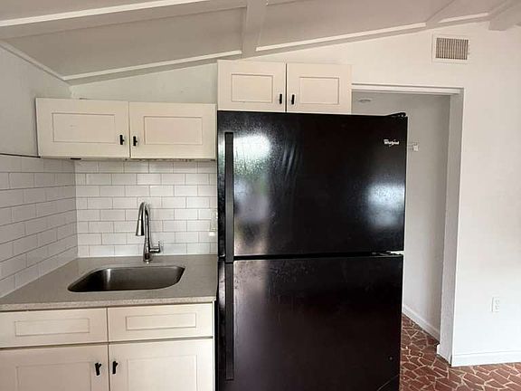4th image of 621 E St #B
